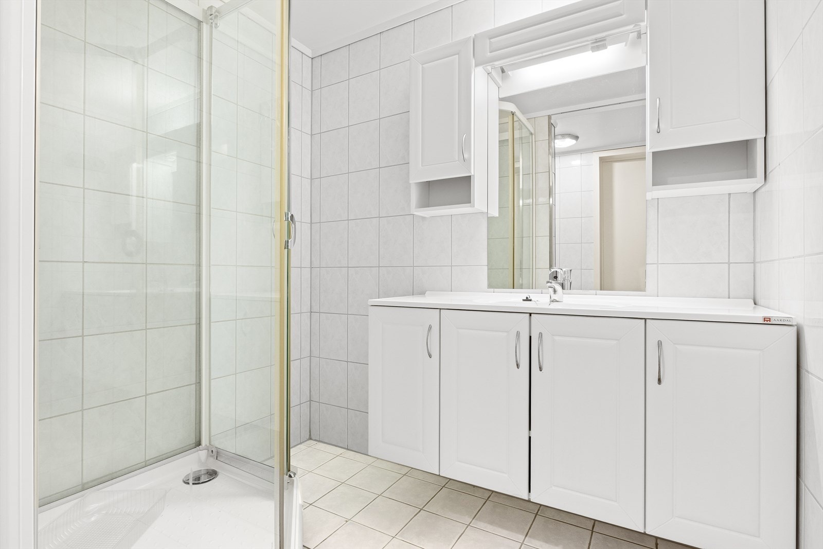 - Baderomsmøbel med rikelig av oppbevaring - Galleribilde