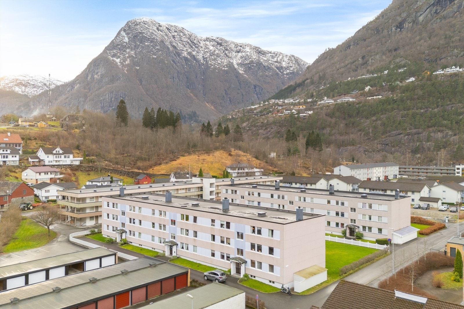 - Felleskostnader inkluderer felles byggforsikring, renter og avdrag på felles lån, kommunale avgifter og eiendomsskatt samt felles drift og generelt vedlikehold - Galleribilde