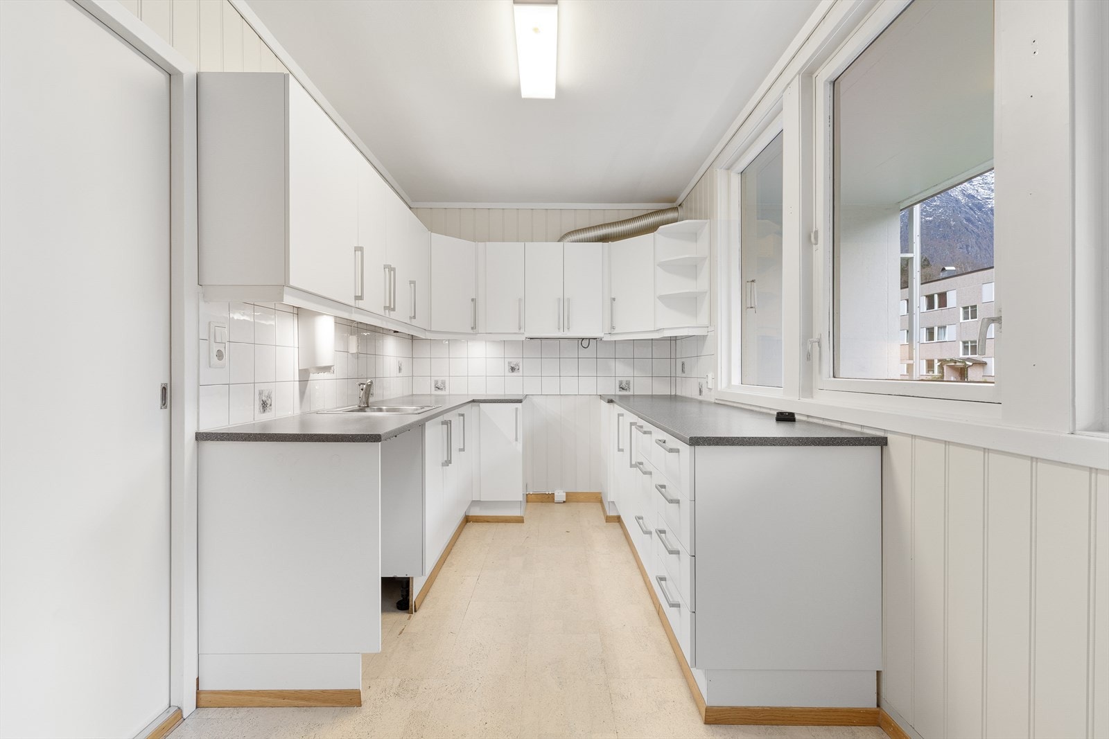 - Kjøkkenet måler 9,1m² og er i separat rom i tilknytning til stue - Galleribilde