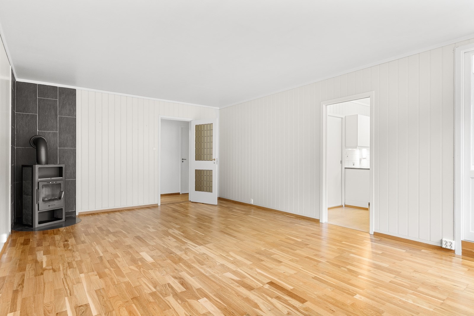 - Stuen måler 27,2m² og kan enkelt innredes med både sofa og spisegruppe i hver sin naturlige sone - Galleribilde