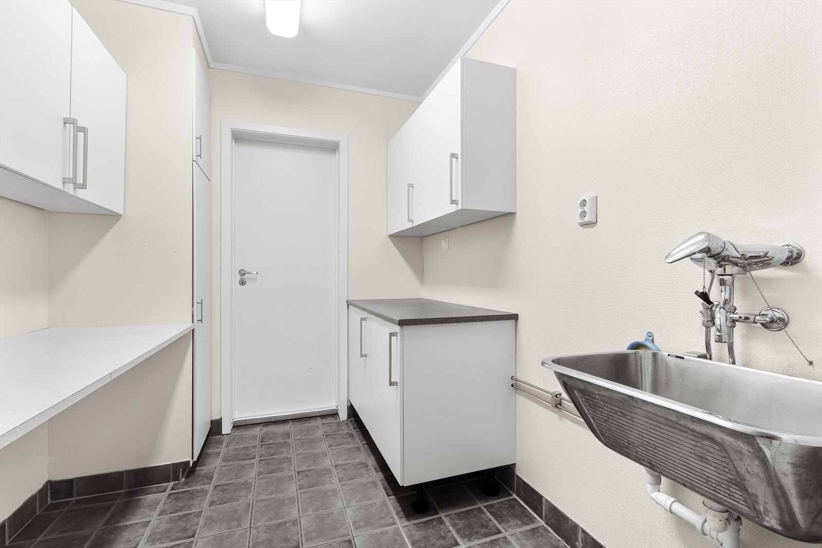 - Vaskerommet måler 5,4m² og er innredet med praktiske skap og benk-løsning - Galleribilde