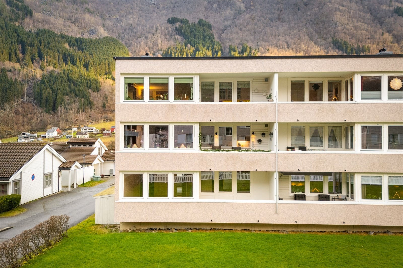 - Bosett deg i naturskjønne omgivelser med vakre fjell i umiddelbar nærhet - Galleribilde