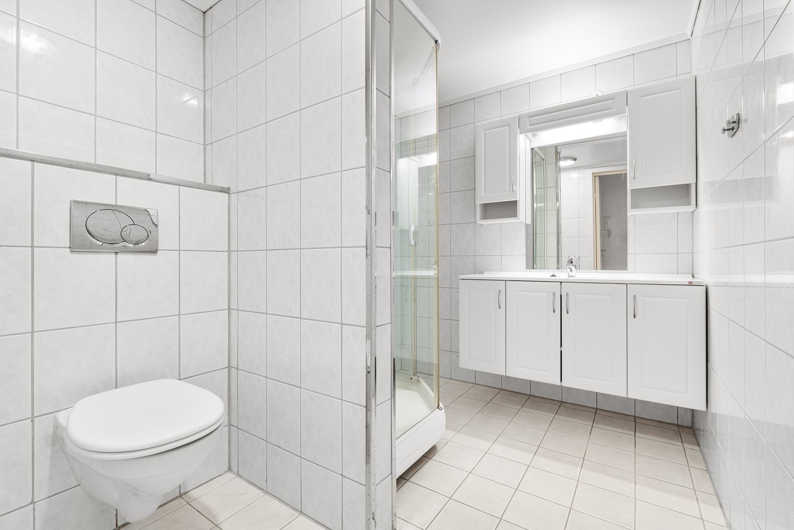 - Helfliset bad på 4,6m² innredet med vegghengt toalett, dusjkabinett og servantmøbel - Galleribilde