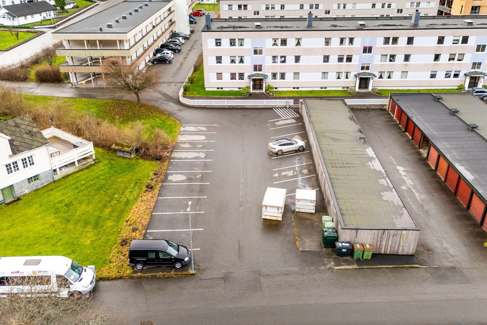 - Eiendommen har en sentral beliggenhet, med kun 20 minutters gange eller en kort kjøretur til sentrumskjernen av Odda, tar man seg raskt fra A til B i en hektisk hverdag - Galleribilde