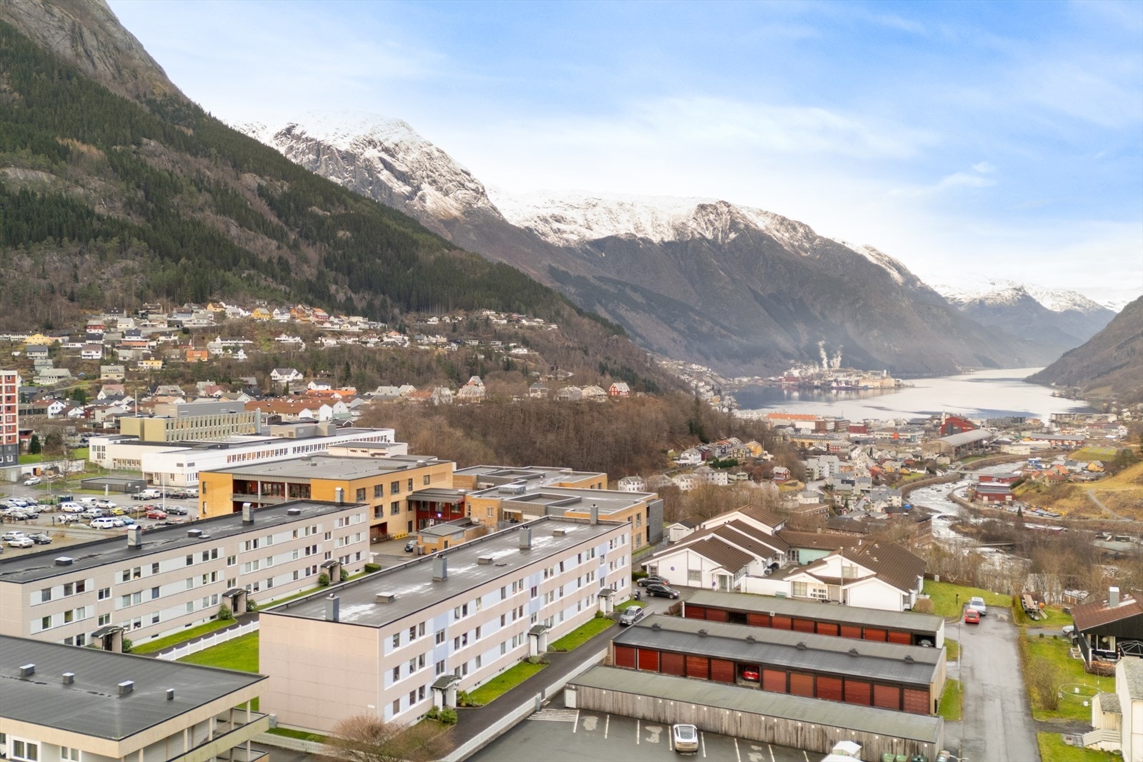 - Her får du muligheten til å bosette deg i naturskjønne omgivelser med gangavstand til sentrumskjernen av Odda - Galleribilde