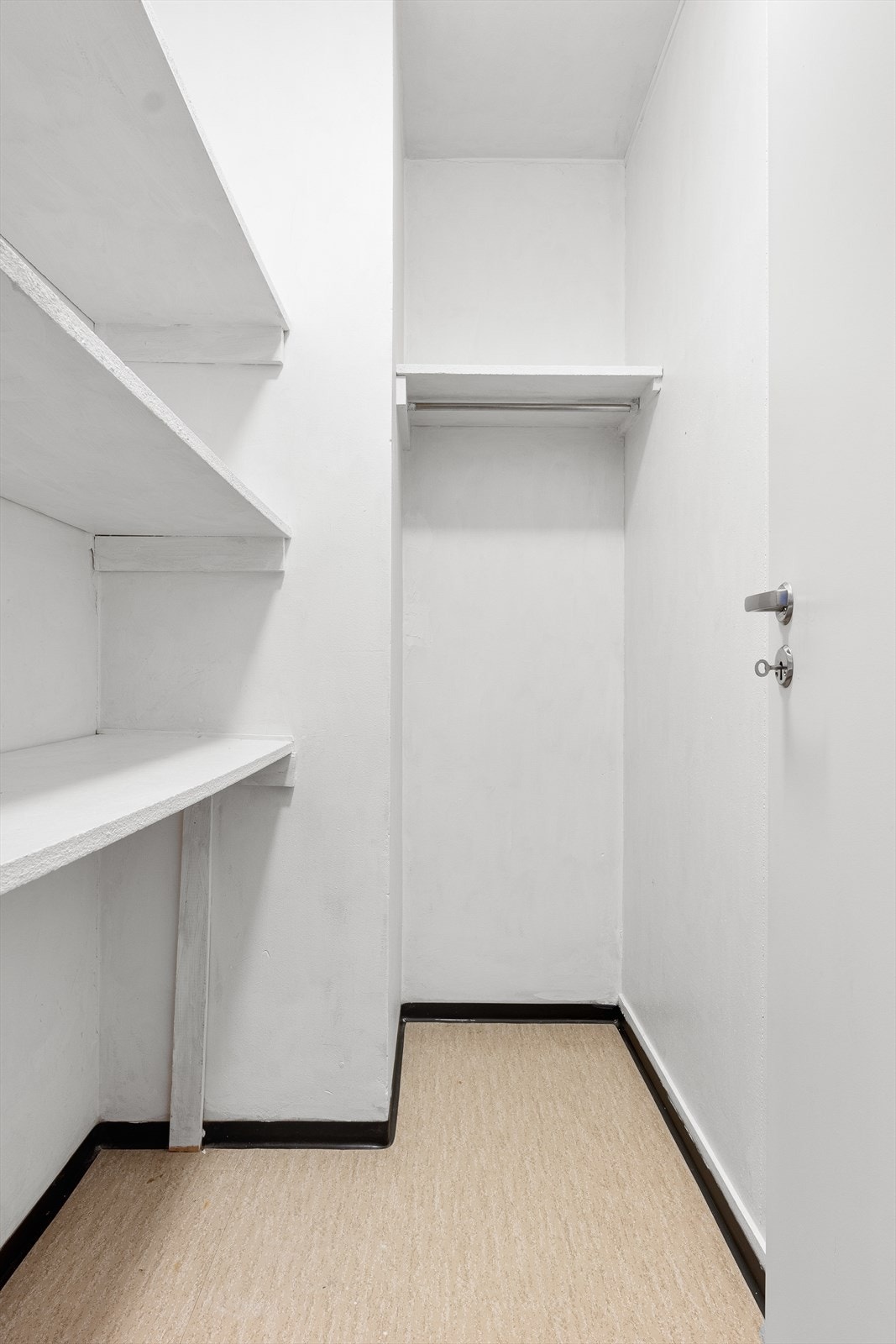 - Innvendig bod på 2,2m², perfekt for ekstra oppbevaring - Galleribilde