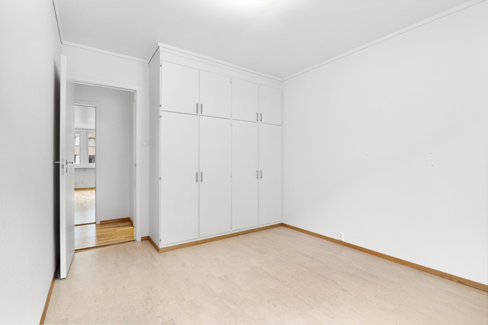 - Rommet har god plass til seng av ønsket størrelse. Merk plassbygd skap med rikelig av oppbevaring - Galleribilde