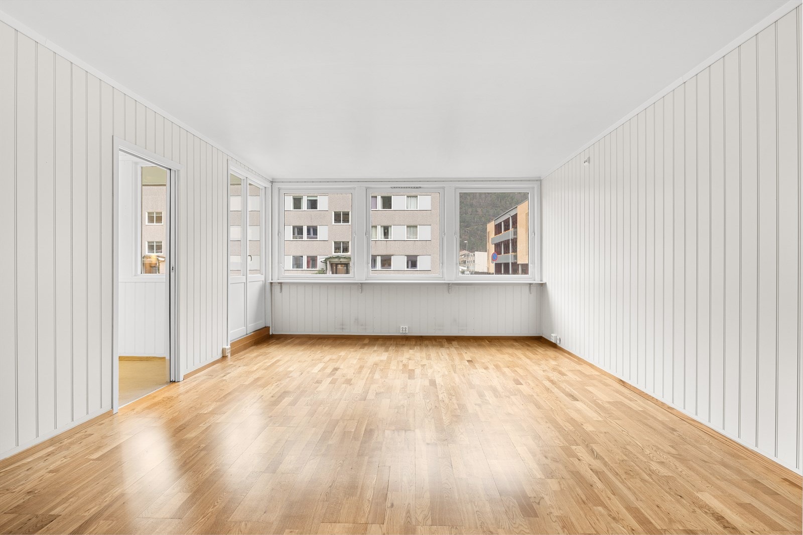 - Store vindusflater gir godt med naturlig lysinnslipp, som bidrar til en god romfølelse - Galleribilde