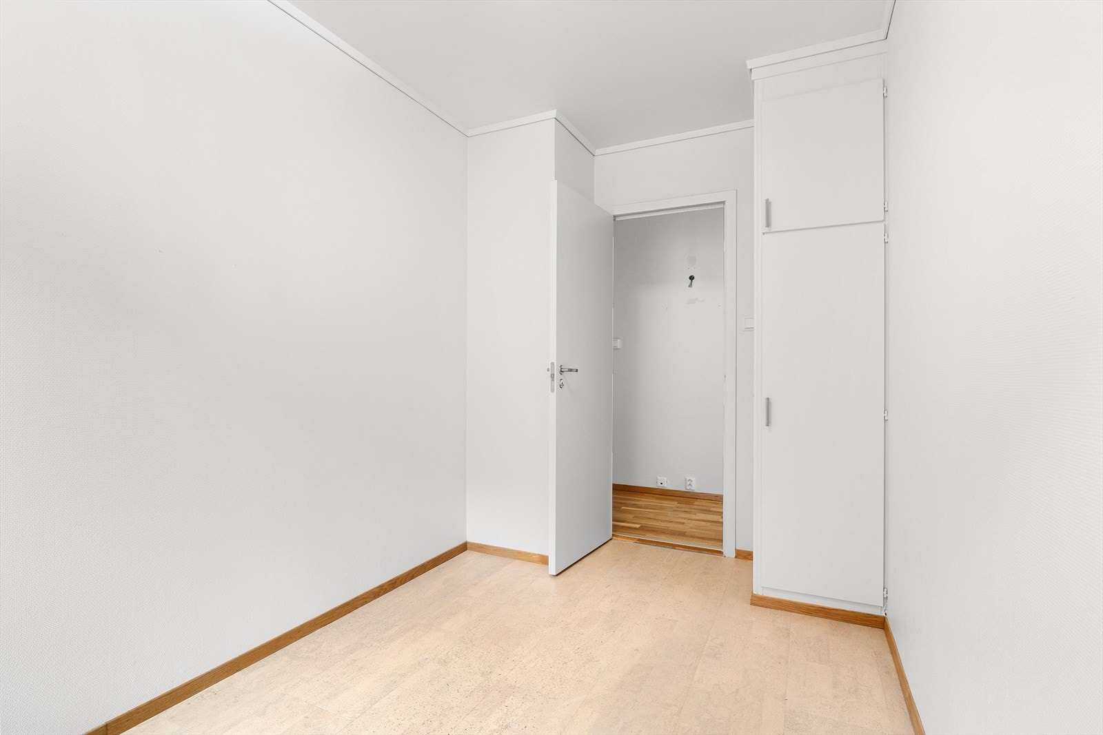 - Også her er det plassbygd garderobeskap - Galleribilde