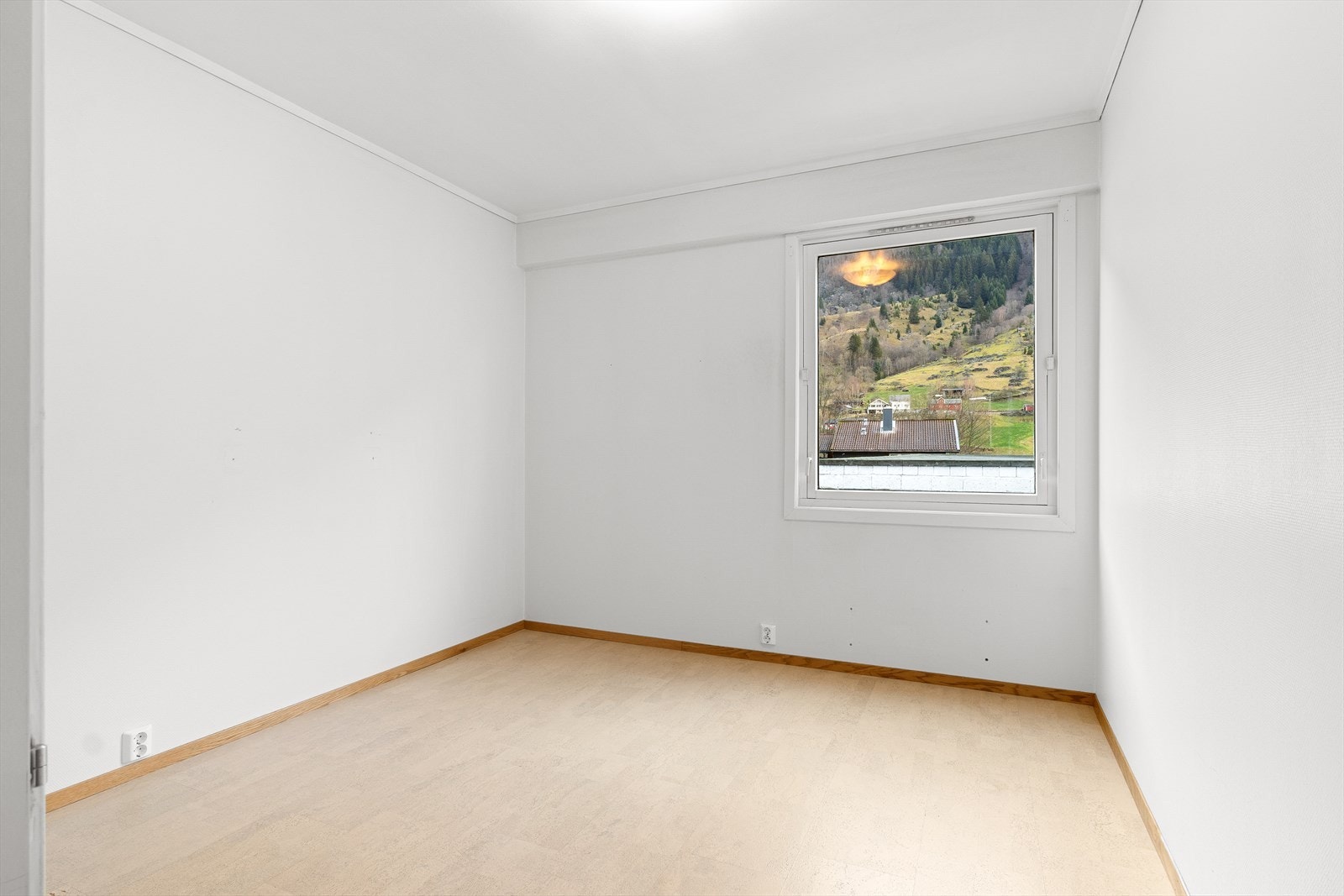 - Leilighetens største soverom måler 11,2m² - Galleribilde