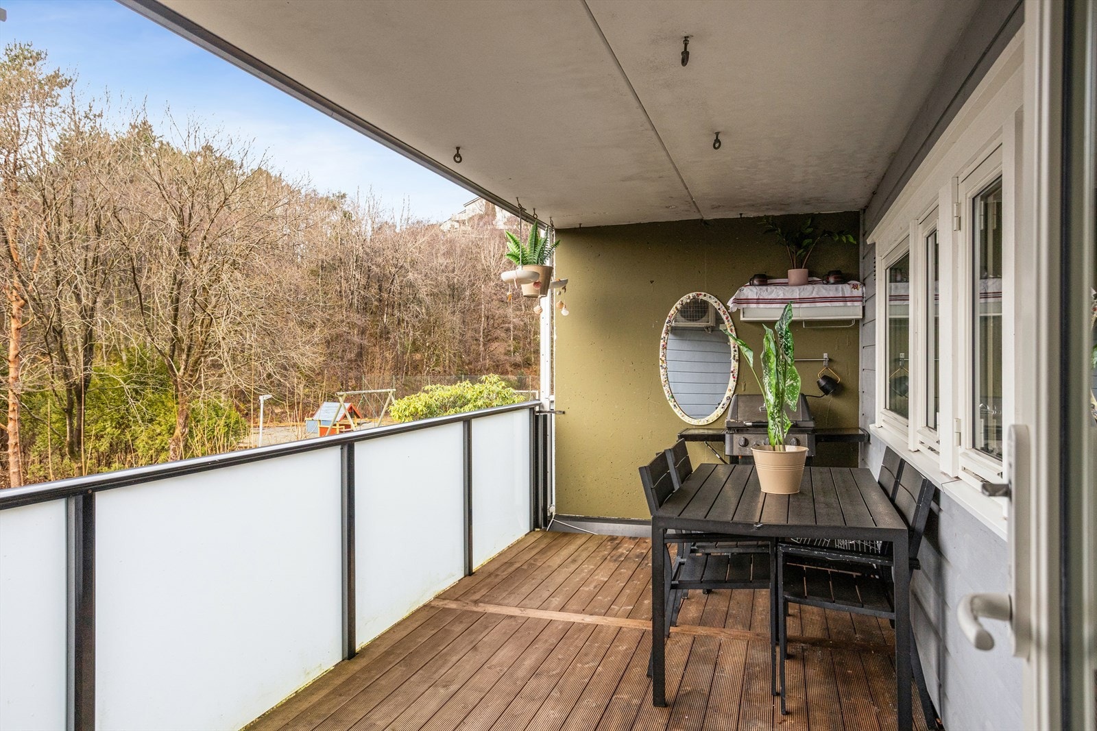 Fra stuen er det utgang til en vestvendt og overbygget veranda Galleribilde