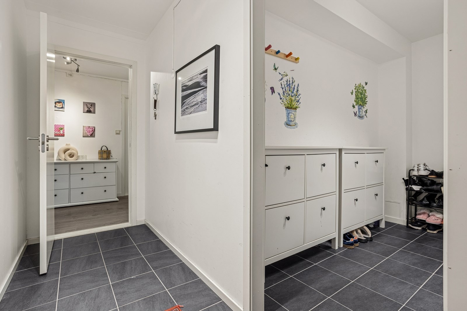 Fra inngangspartiet er det tilgang til en innvendig bod, med god oppbevaringsplass til ytterklær og sko Galleribilde