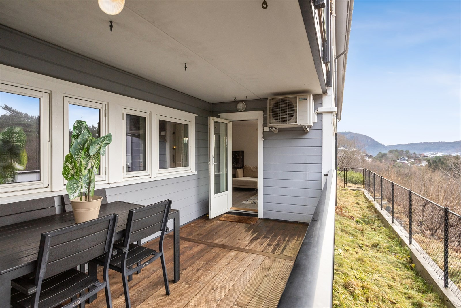 Verandaen er solrik og har godt plass til de utemøblene en måtte ønske Galleribilde