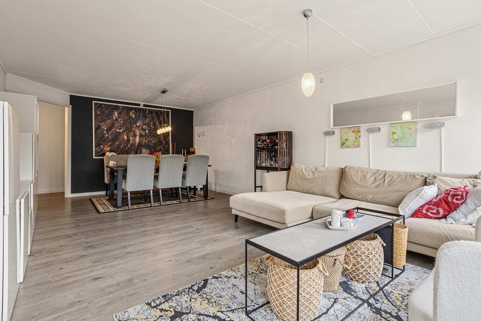 Med god plass i stuen kan en møblere med både en stor salong og en spisestue Galleribilde