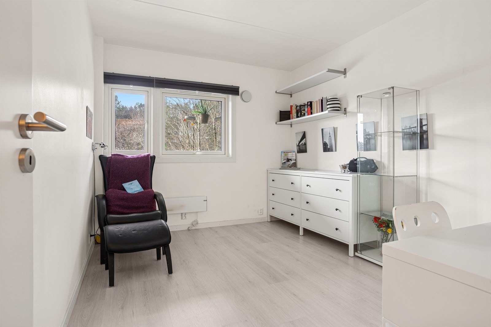 Soverom 2 kan man fint bruke som kontor eller barnerom Galleribilde