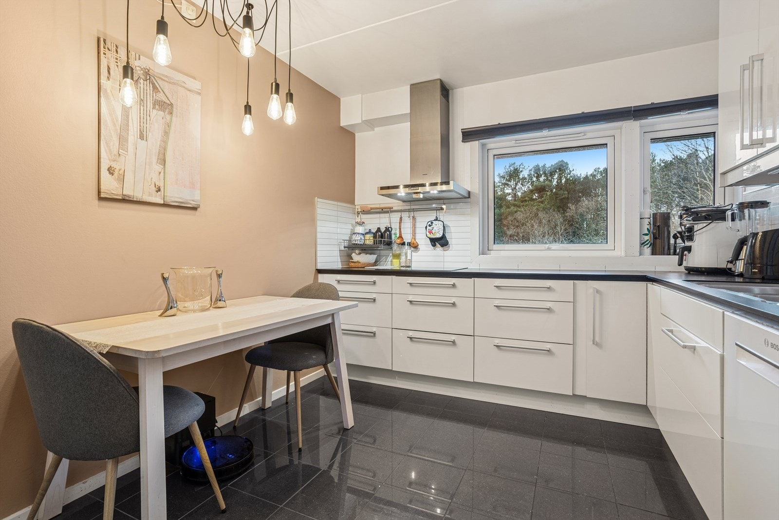 På kjøkkenet finner er det integrert ovn, mikrobølgeovn, platetopp med induksjon og oppvaskmaskin. Det er og plass til et kjøleskap Galleribilde