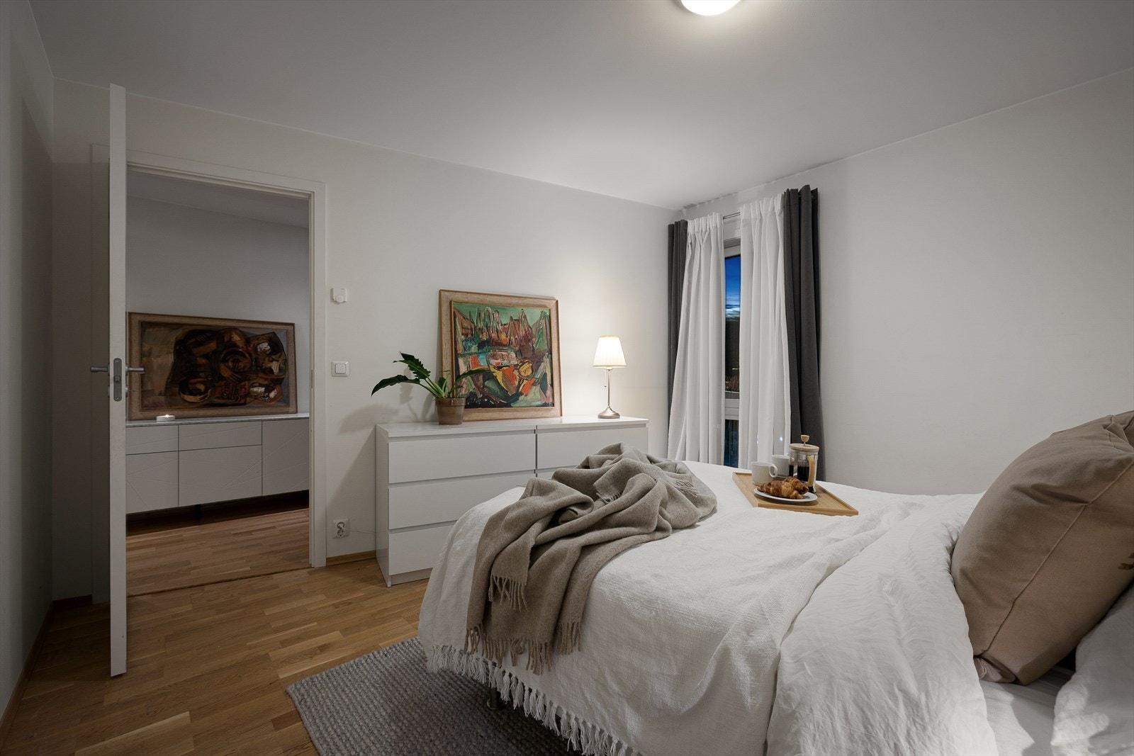 Leilighetens andre soverom på 12,1 m² er romslig og har en behagelig utforming som gir god komfort. Galleribilde