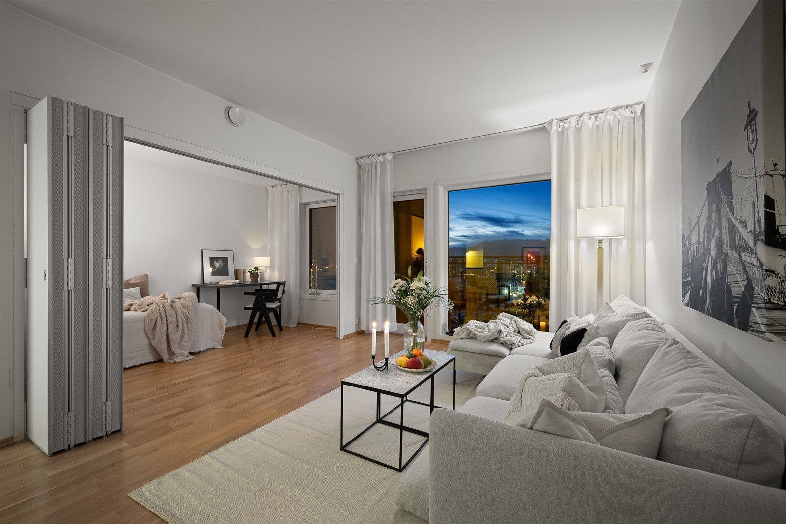 Stuen har skyvedører inn mot det ene soverommet som gir et moderne uttrykk og effektiv arealutnyttelse. Galleribilde