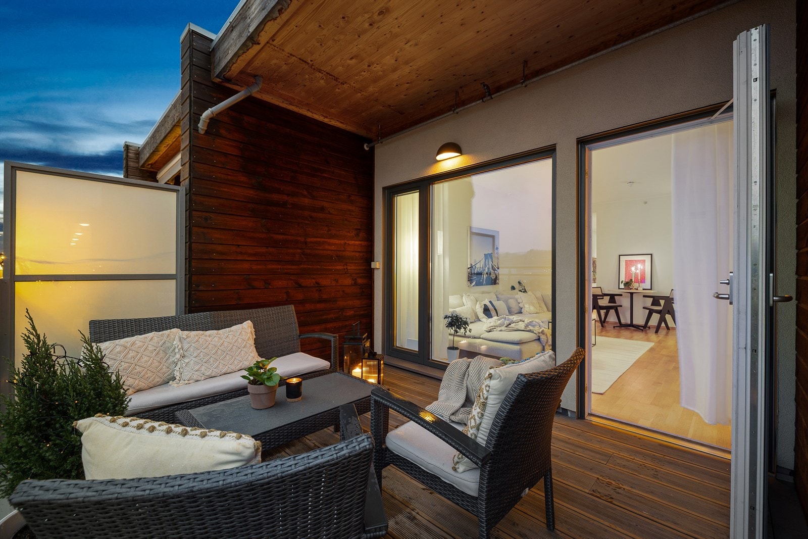 Her kan du nyte rolige morgener og lange sommerkvelder midt i Melhus sentrum. Verandaen er sørvendt. Galleribilde