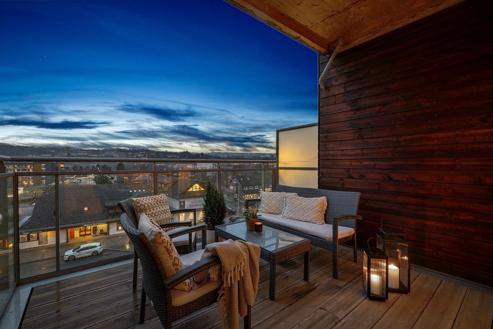 Leiligheten har en romslig veranda på hele 10 m², som fungerer som en naturlig forlengelse av stuen og gir god plass til utemøbler. Galleribilde