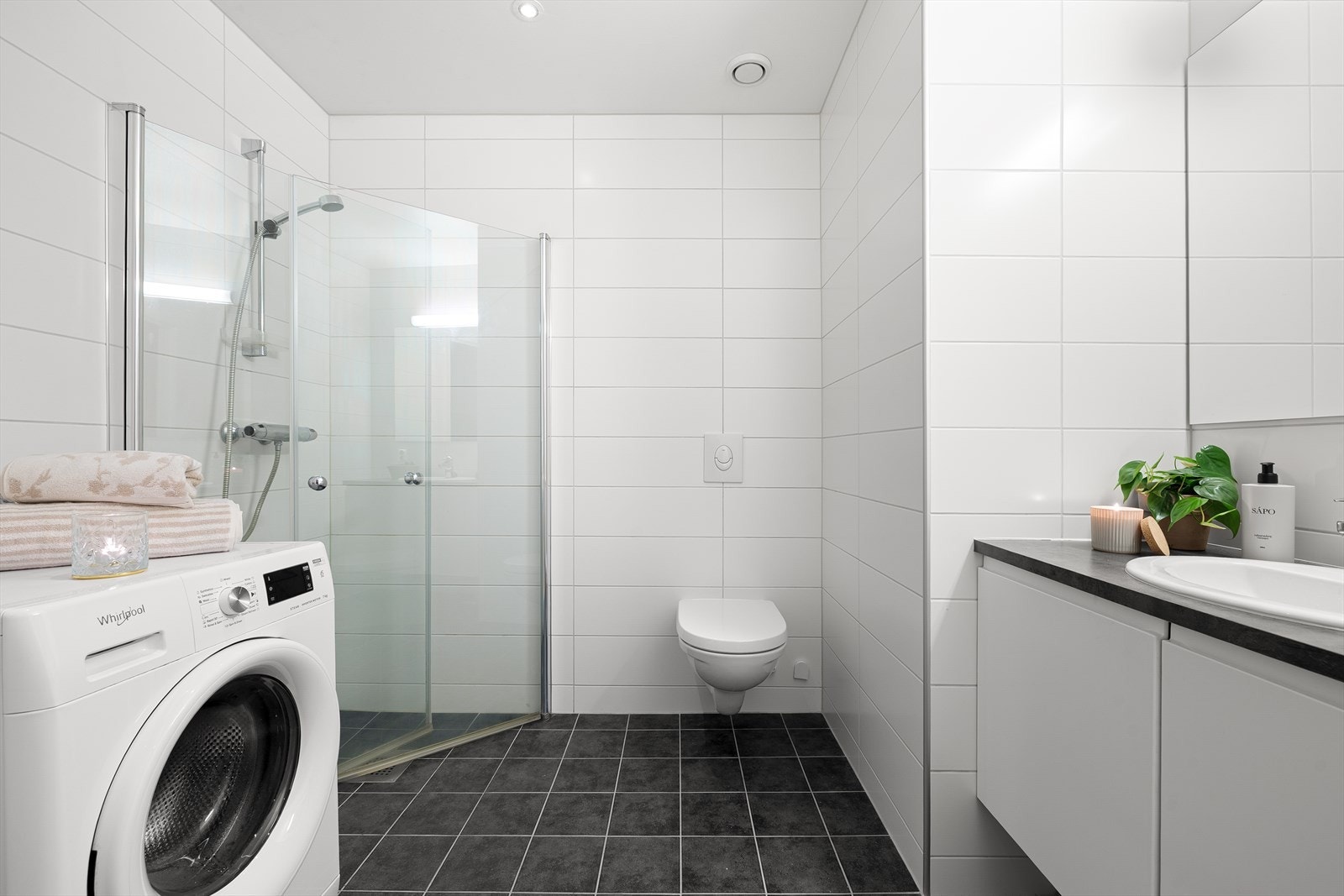 Badet har moderne uttrykk og er utført i tidløse materialvalg. Baderommet er oppmålt til 4,5 m². Galleribilde