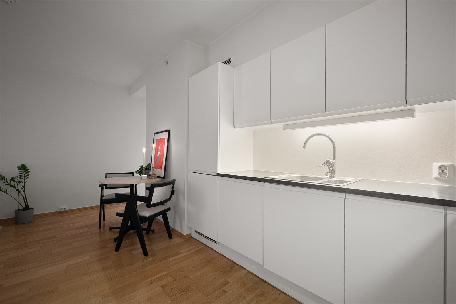 Kjøkkenet vender mot spiseplassen og gir en praktisk og sosial løsning. Galleribilde