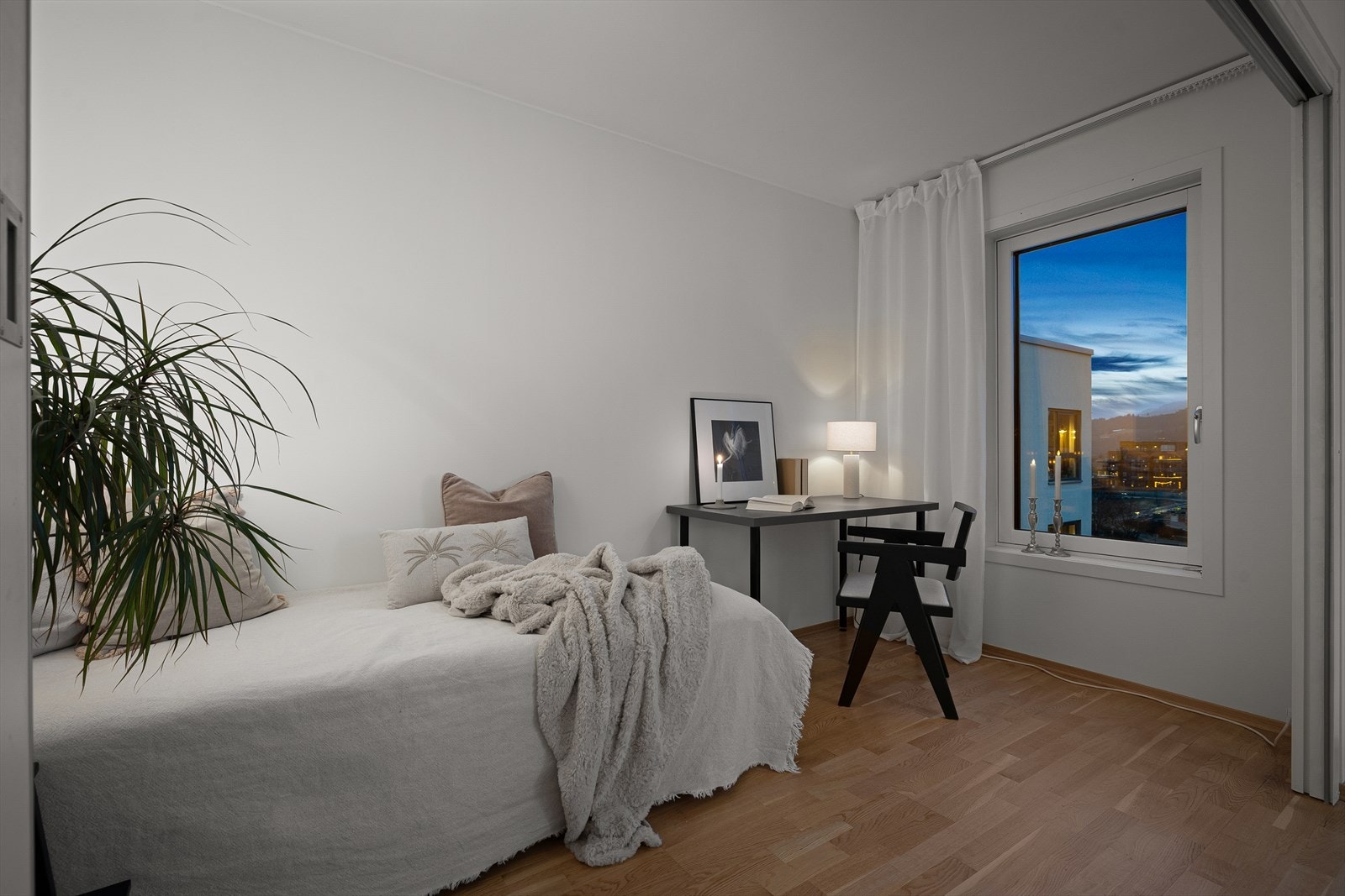 Soverommet har vindu som slipper inn naturlig dagslys og gir en behagelig atmosfære. Galleribilde