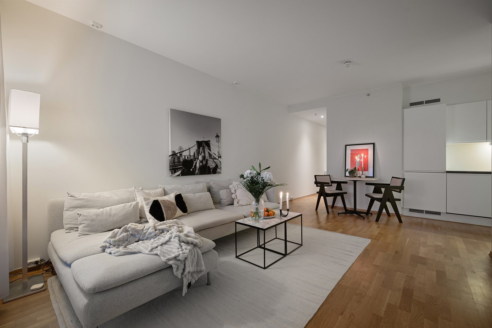 Stuen oppleves som lys og innbydende med gode vindusflater og effektiv planløsning. Galleribilde