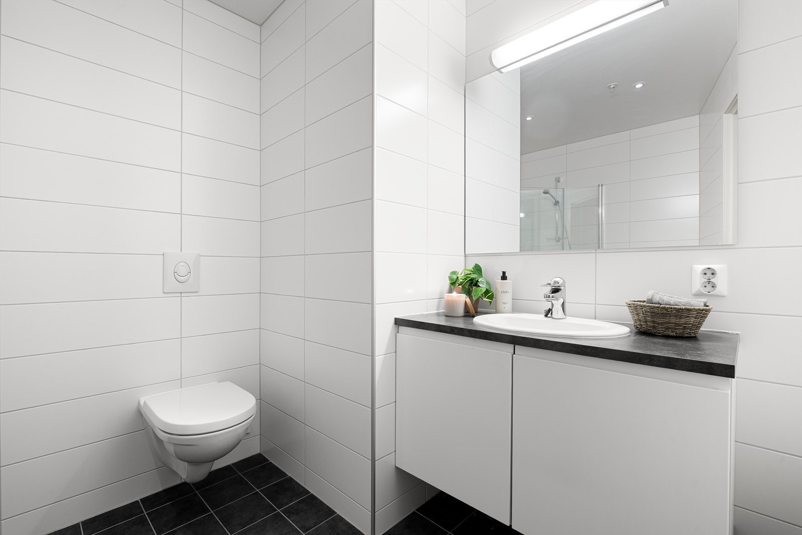 Det funksjonelle badet har god plass og enkel adkomst fra boligens gang. Galleribilde