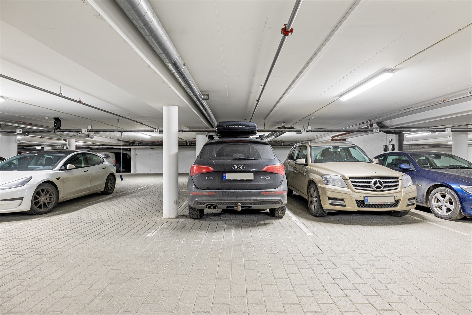 Leiligheten disponerer egen parkeringsplass i garasje som er seksjonert til boligen. Galleribilde