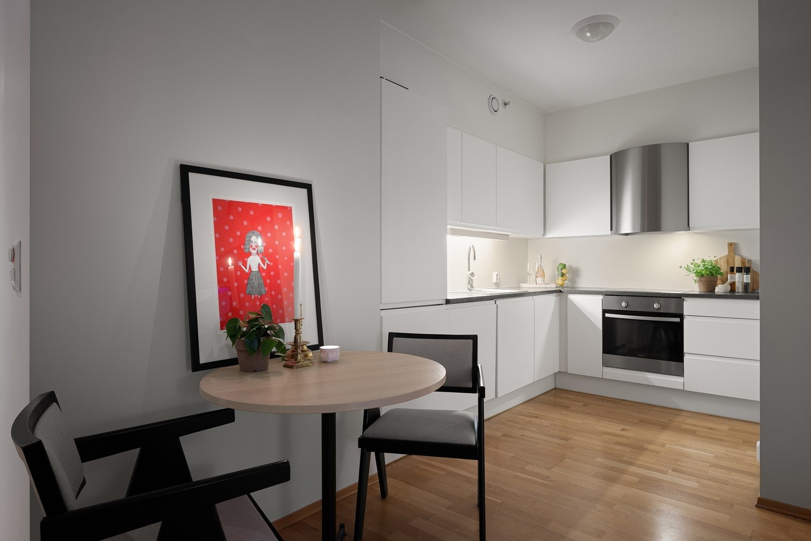 Her er det god plass til spisebord med flere sitteplasser i et lyst og åpent rom. Galleribilde