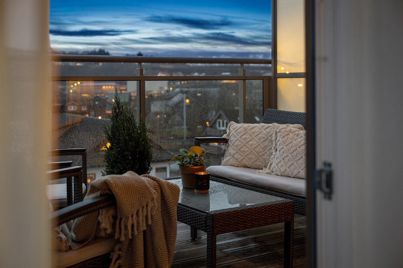 Detaljbilde av verandaen som viser plass til både sittegruppe og grønne innslag. Galleribilde