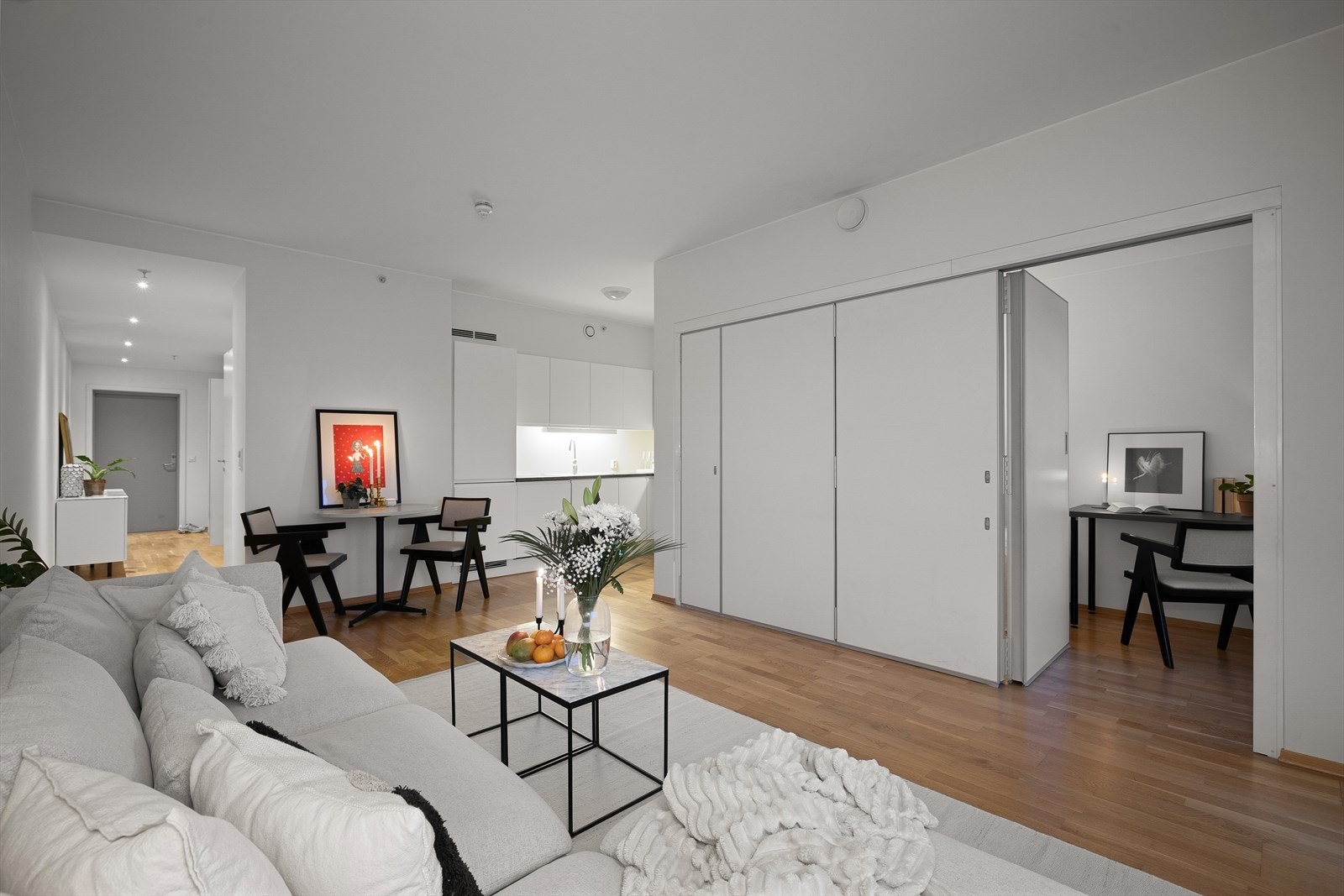 Skyvedører mot soverom gir mulighet for å skjerme av rommet ved behov. Rommet kan også brukes som ekstra stueareal eller som kontor. Galleribilde