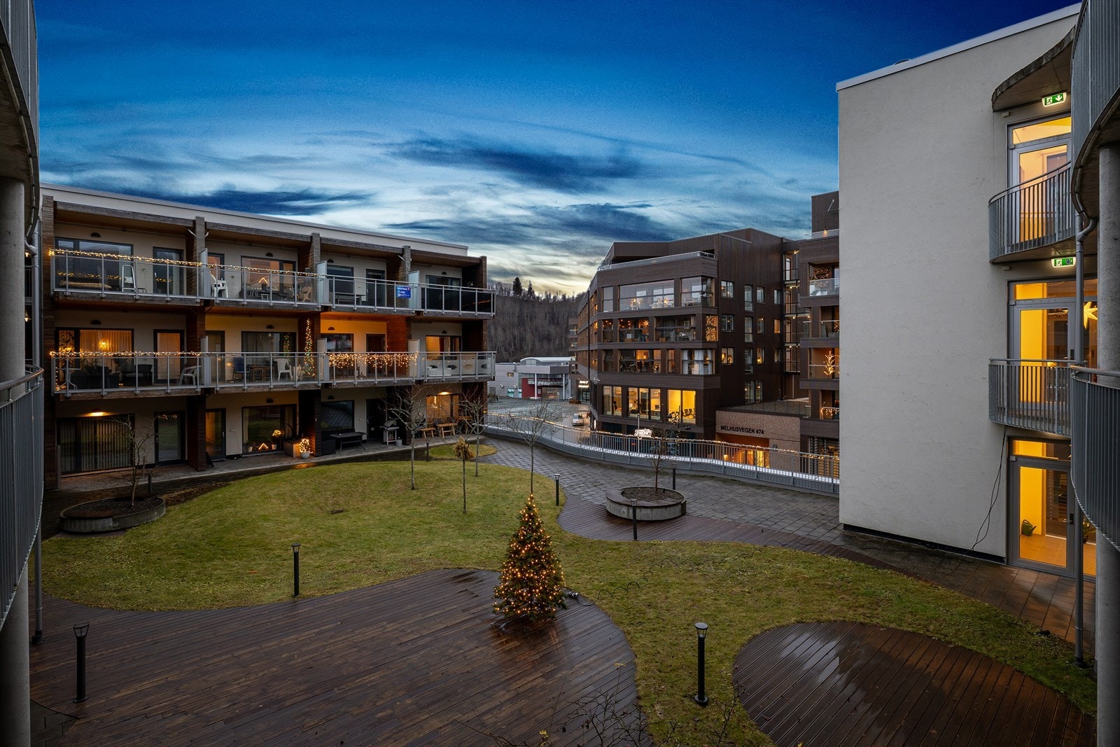 Pent uteområde og grøntarealer gir fine omgivelser rett utenfor bygget. Galleribilde