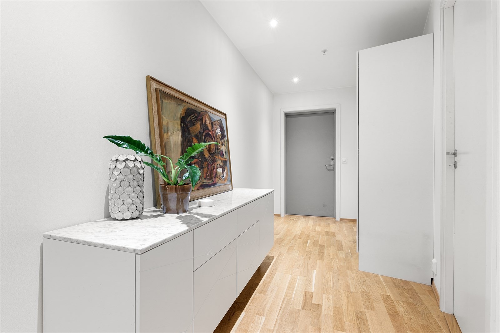 Gang med plass til kommode og garderobe gir en ryddig og praktisk entré. Leiligheten varmes opp med behagelig vannbåren fjernvarme. Galleribilde