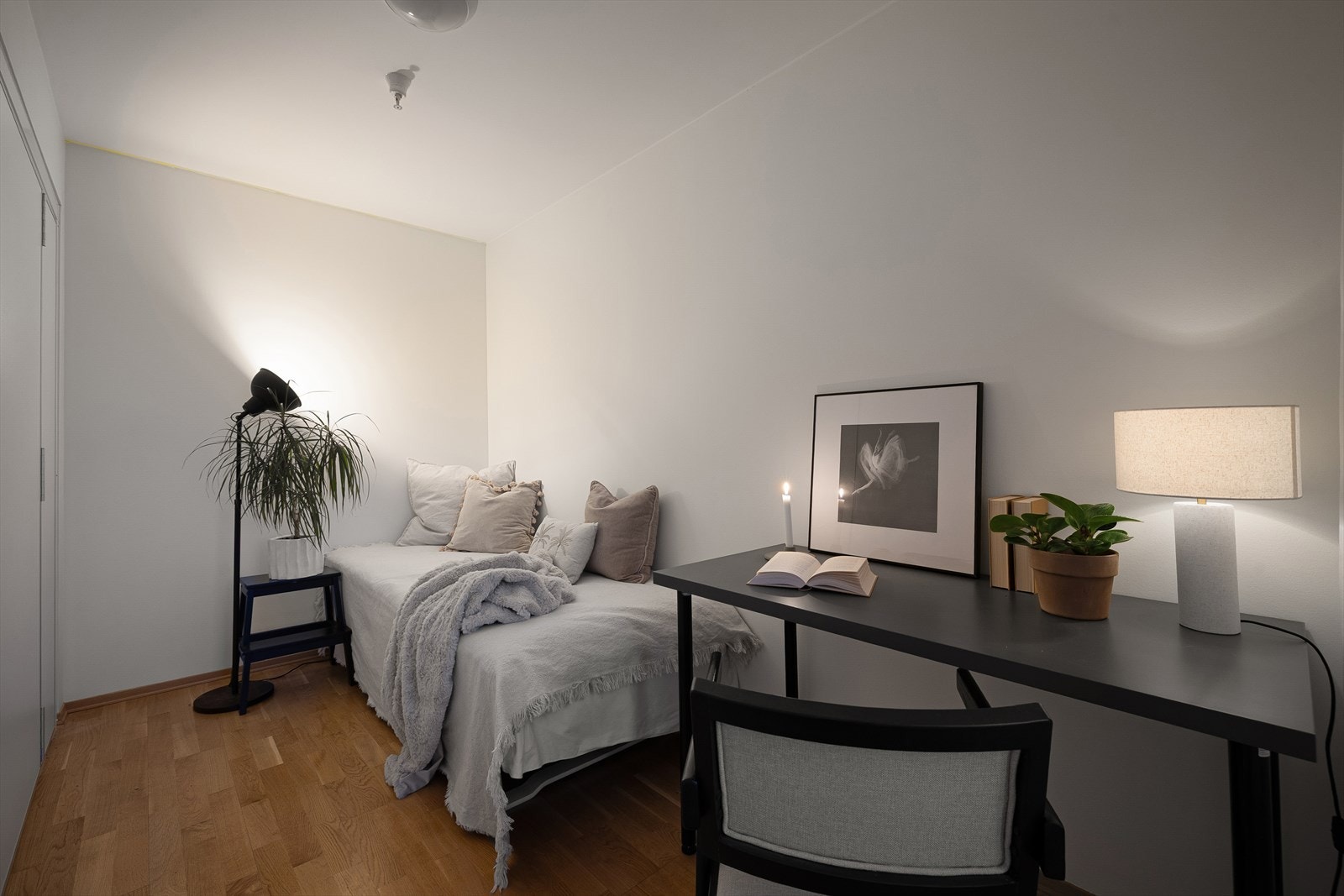 Soverom 1 fremstår som rolig og funksjonelt med plass til seng og pult. Rommet er oppmålt til 7 m². Galleribilde