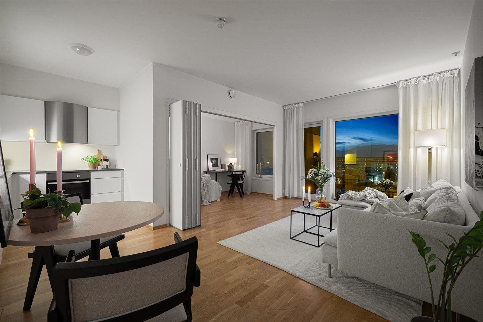 Åpen løsning mellom stue, kjøkken og spiseplass skaper en sosial og sammenhengende bolig. Galleribilde