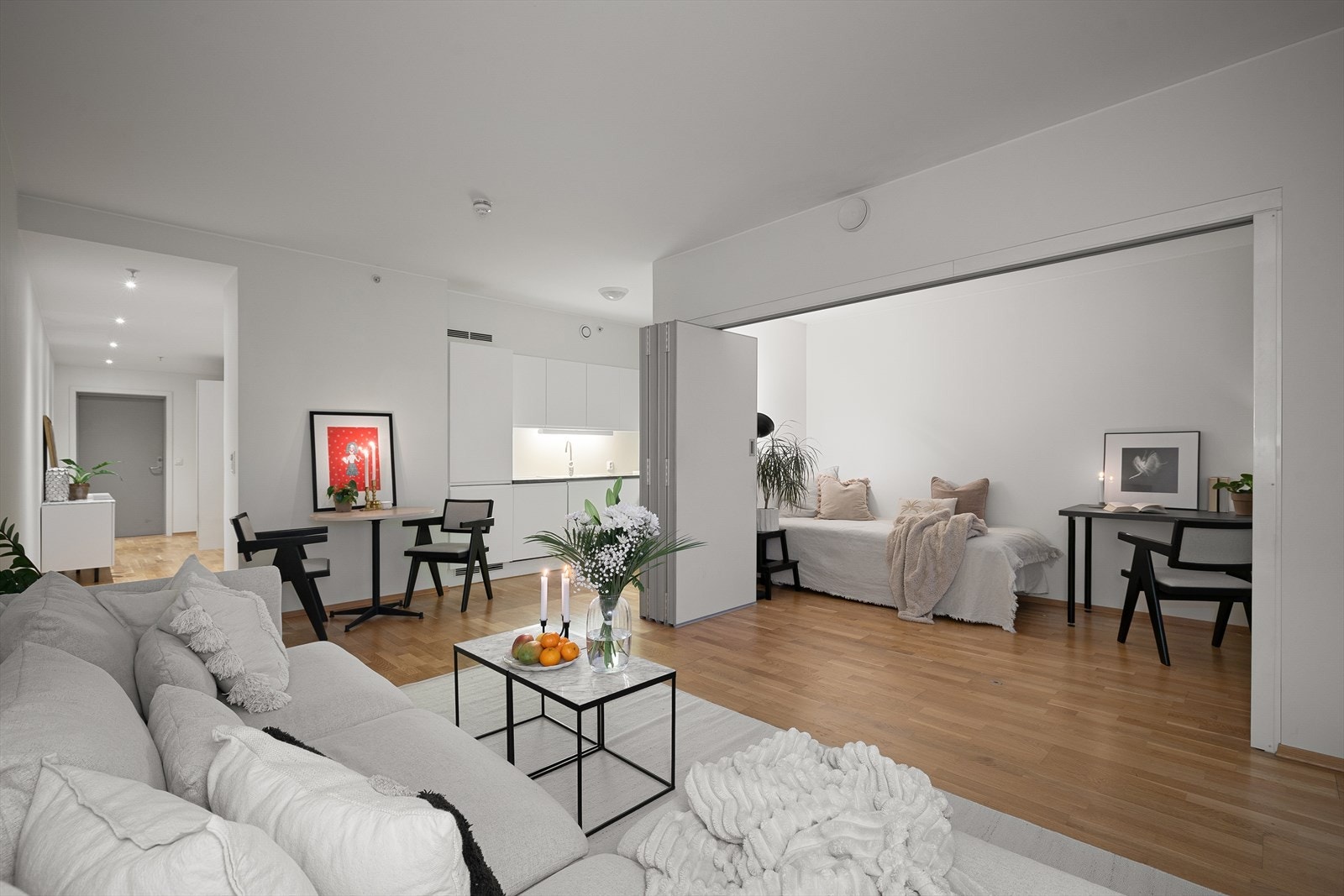 Med skyvedørene åpne får leiligheten en ekstra romfølelse og fleksibel bruk av arealet. Galleribilde