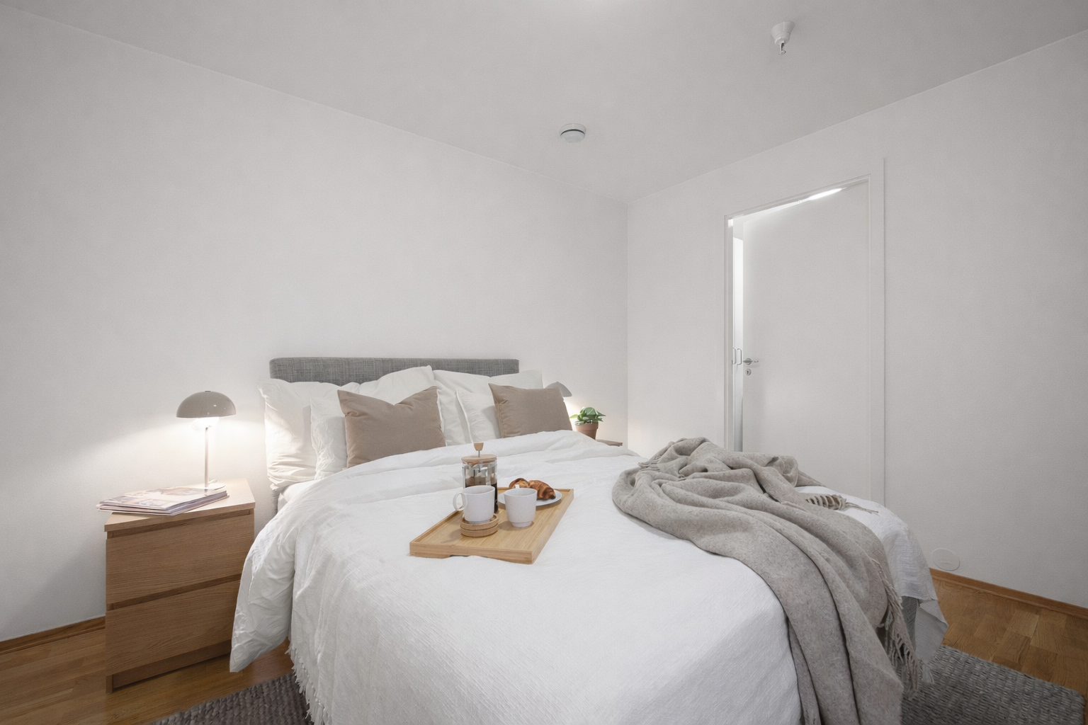 Fra hovedsoverommet er det direkte adkomst til praktisk walk-in closet på 3,5 m². Galleribilde