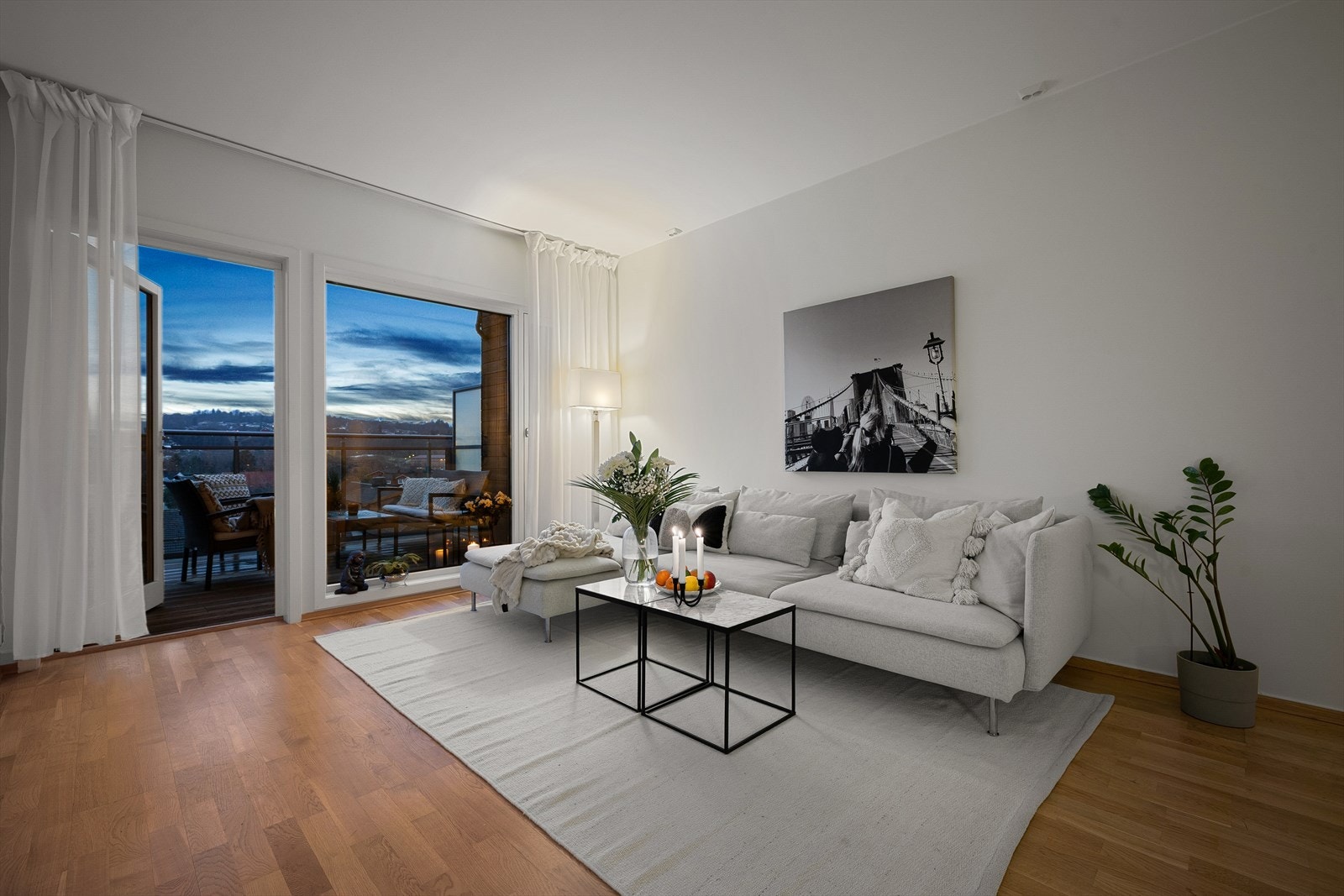 I stuen er det god plass til både sofagruppe og mediemøbler som gir fleksible møbleringsmuligheter. Galleribilde