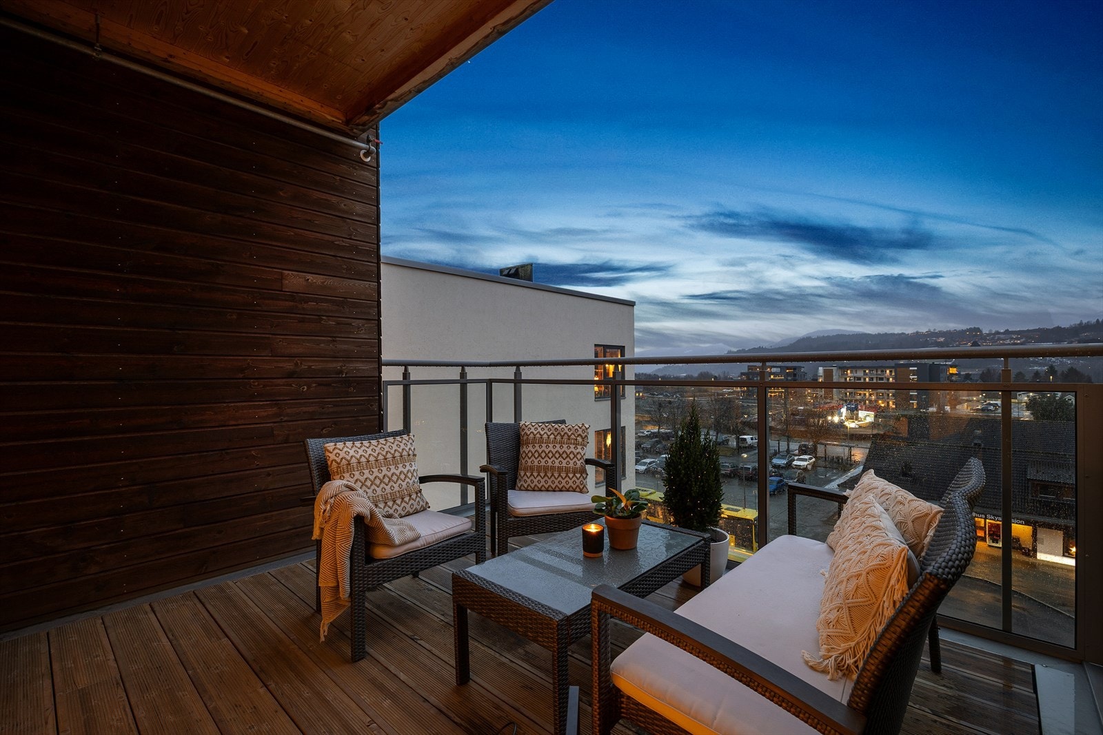 Verandaen byr på en luftig og åpen følelse med utsyn mot nærområdet og bebyggelsen rundt. Galleribilde