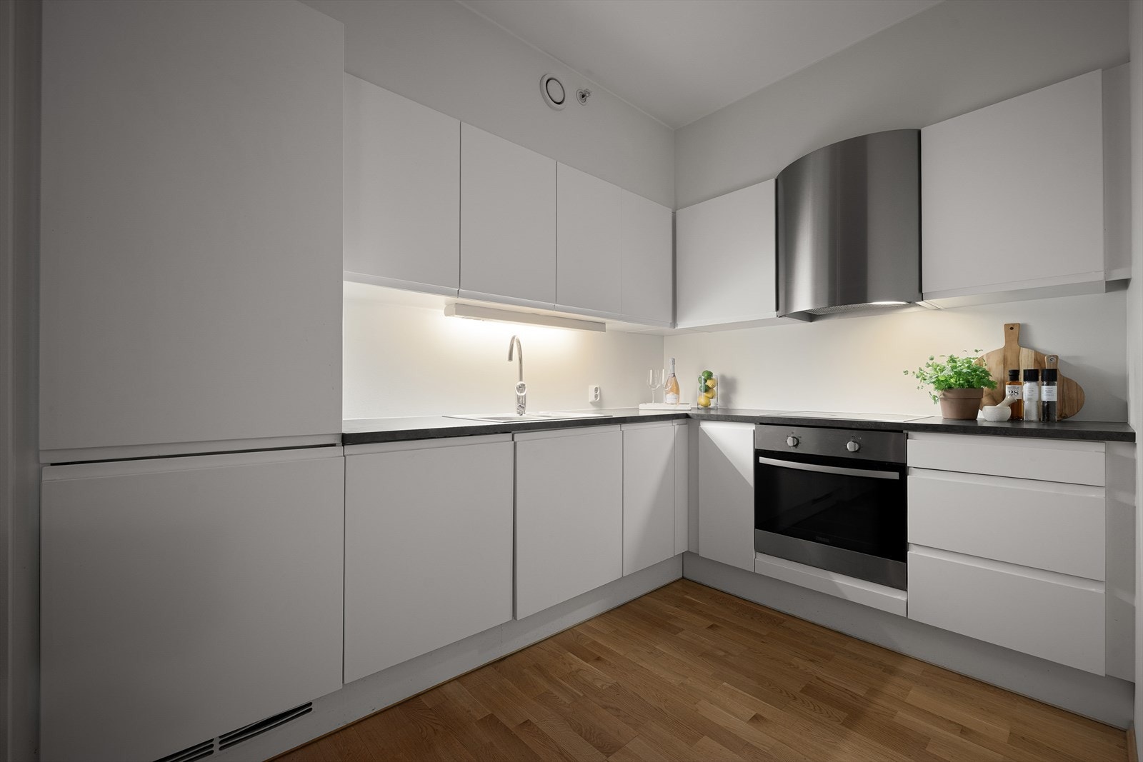 Kjøkkenet har i tillegg til integrerte hvitevarer, godt med skap og benkeplass som dekker daglige behov på en effektiv måte. Galleribilde