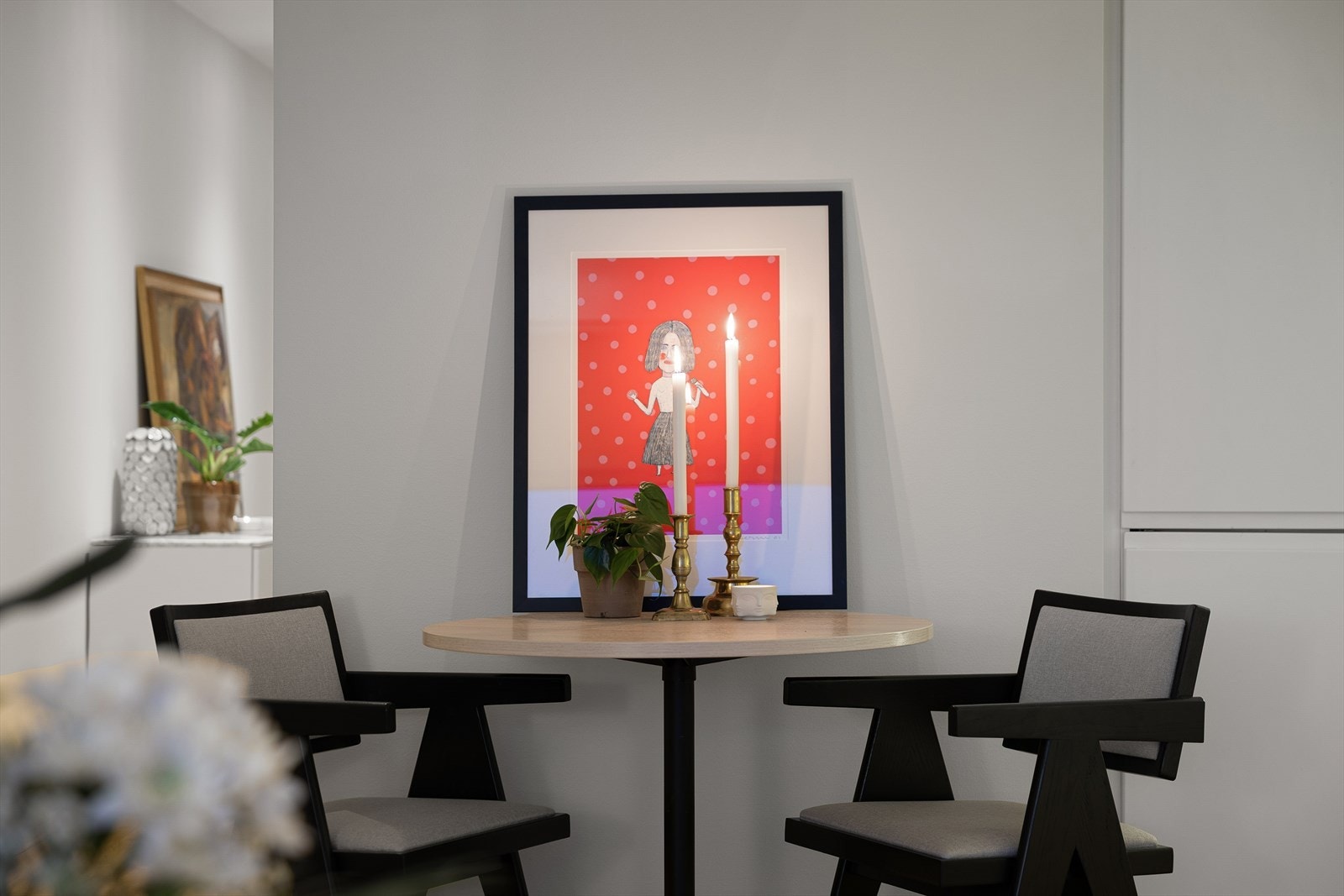 Spiseplassen har en naturlig plassering mellom kjøkken og stue og egner seg godt for både hverdag og gjester. Galleribilde