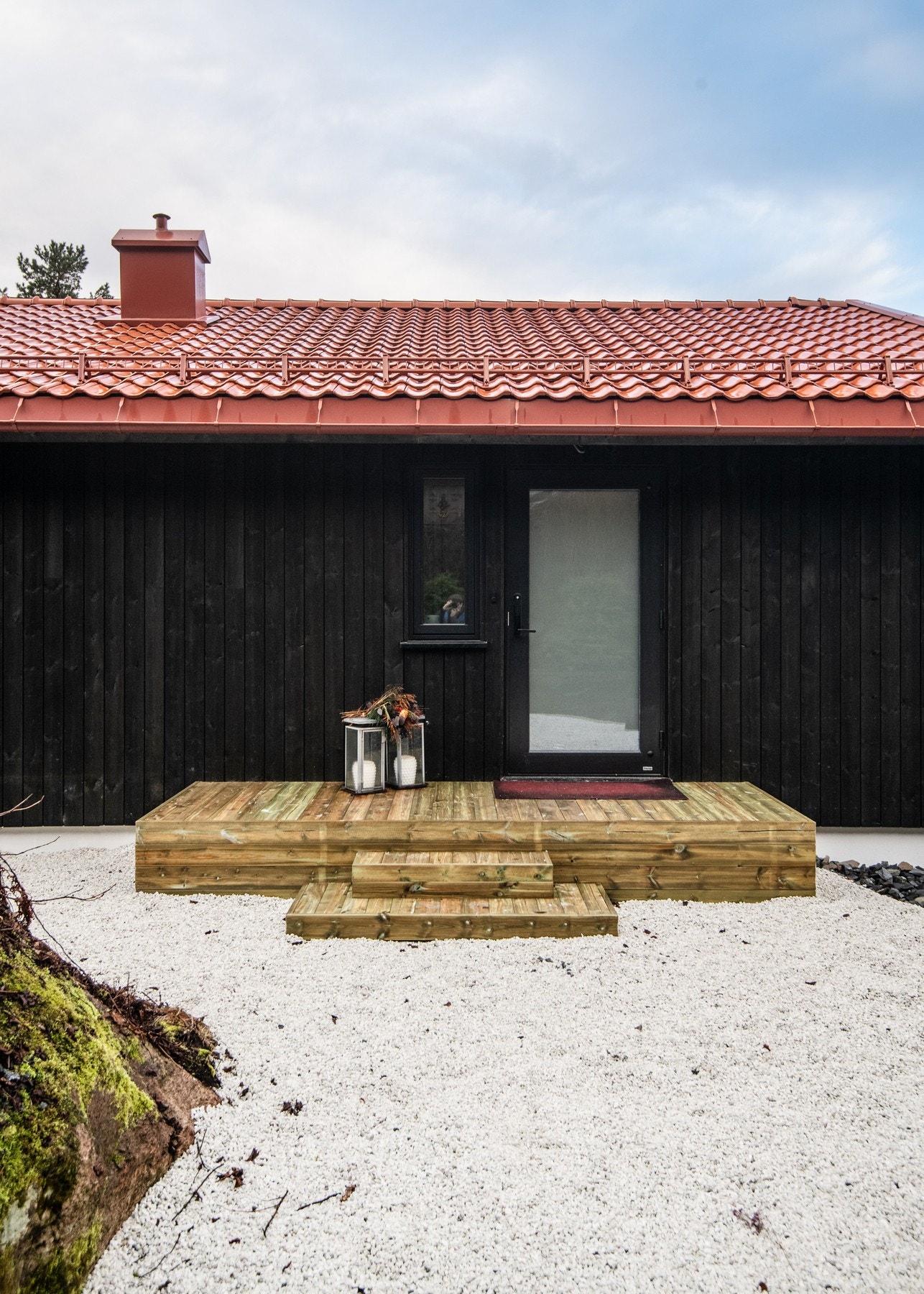 Boligen ønsker deg velkommen via en hyggelig terrasseplatting ved inngangspartiet. Galleribilde