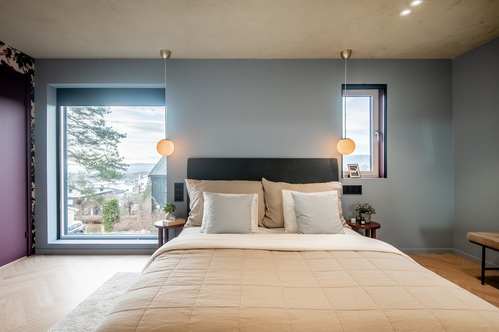 I 1. etasje finner du to soverom med gjennomført og tiltalende utførelse. Galleribilde