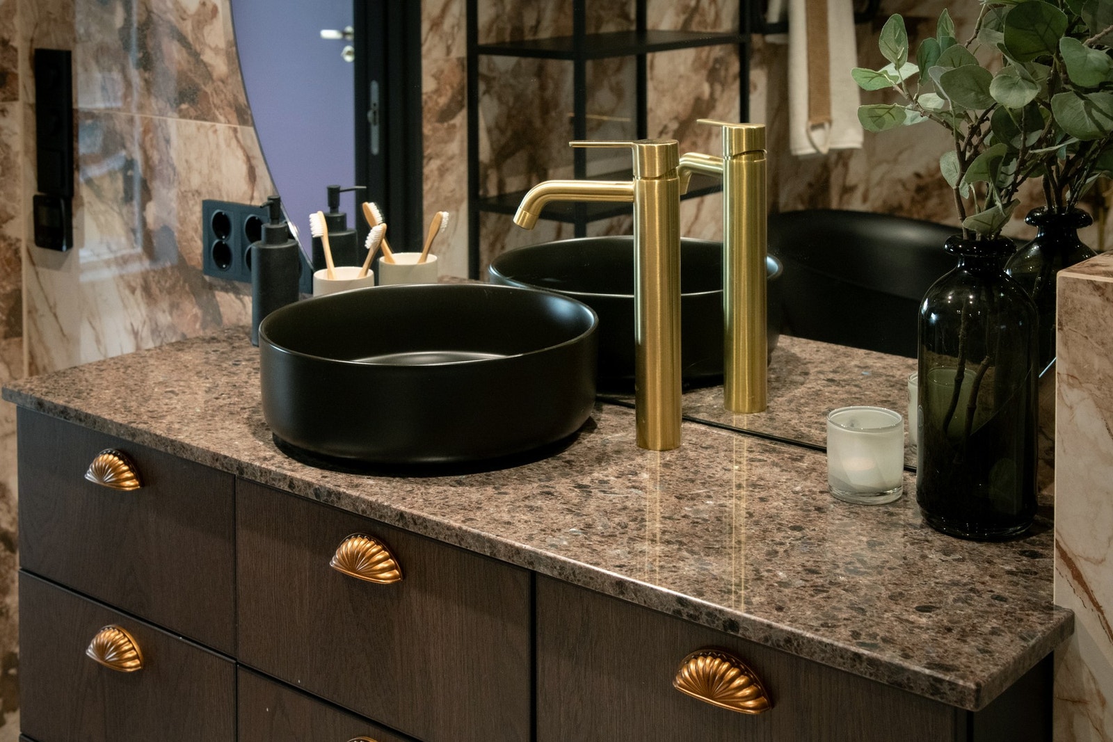 Rommet er innredet med benkeskap med glatte fronter, servant og speil med integrert belysning. Galleribilde