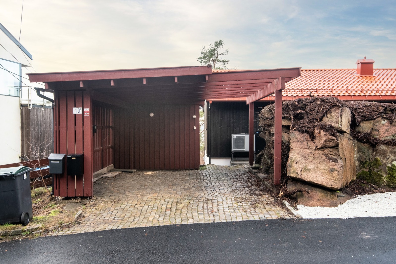 Det er parkering på egen tomt og det er montert ladeboks for elbil ved carport. Galleribilde