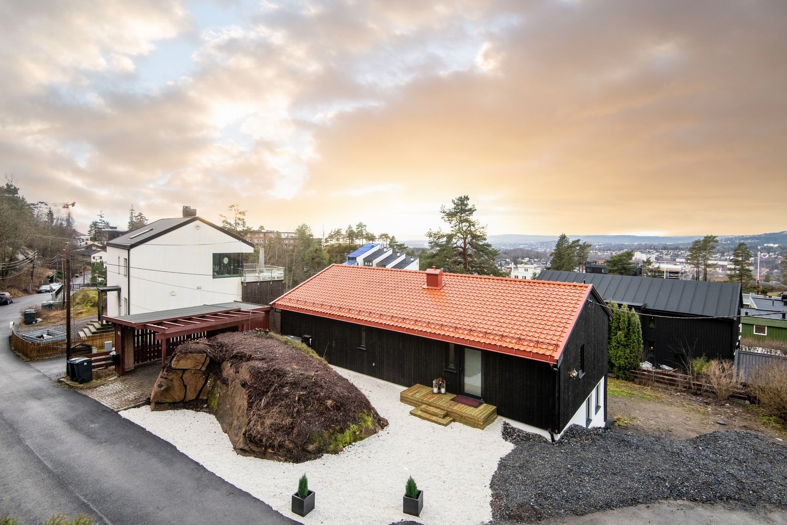 Boligen byr på hele seks soverom, tre bad og tre stuer, noe som gir rikelig med plass og fleksible løsninger. Galleribilde