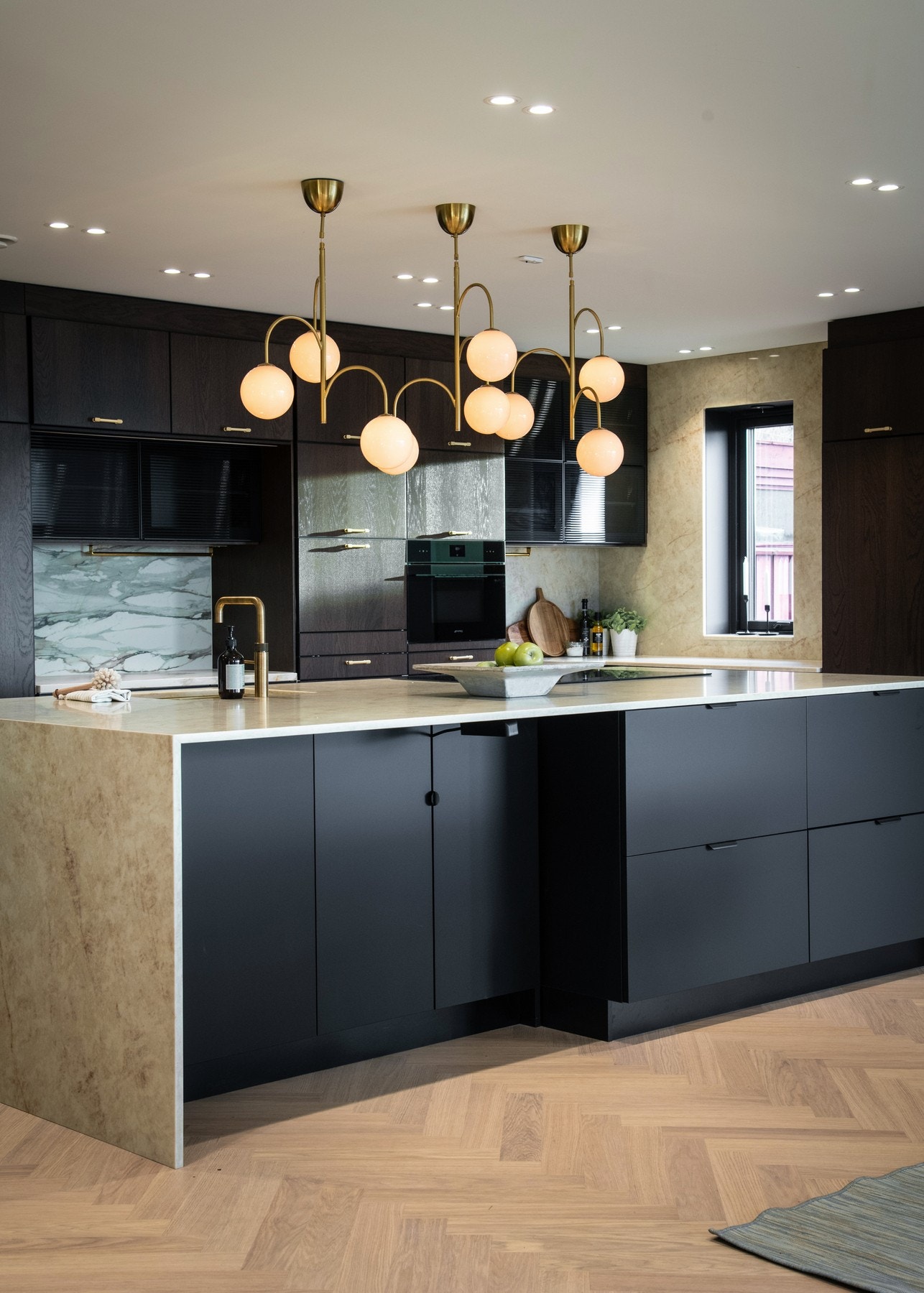 Kjøkkenet er nytt fra 2025 og fremstår som et stilrent og eksklusivt blikkfang. Galleribilde