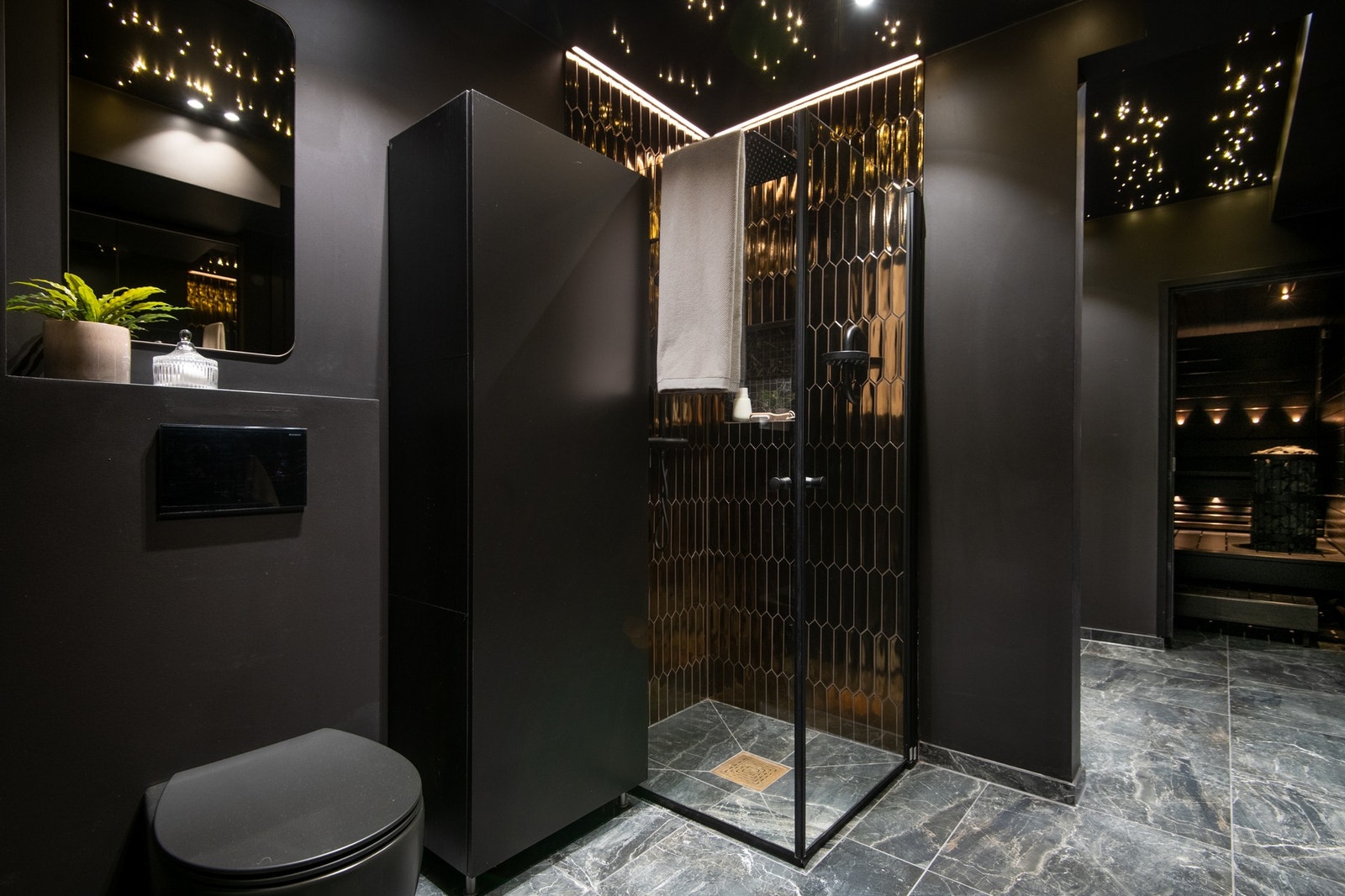 Rommet har dusj med innfellbare glassdører, servant og veggmontert toalett. Galleribilde